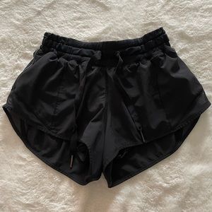 Lululemon Hotty Hot Low-Rise Lined Short 2.5” - Size 2